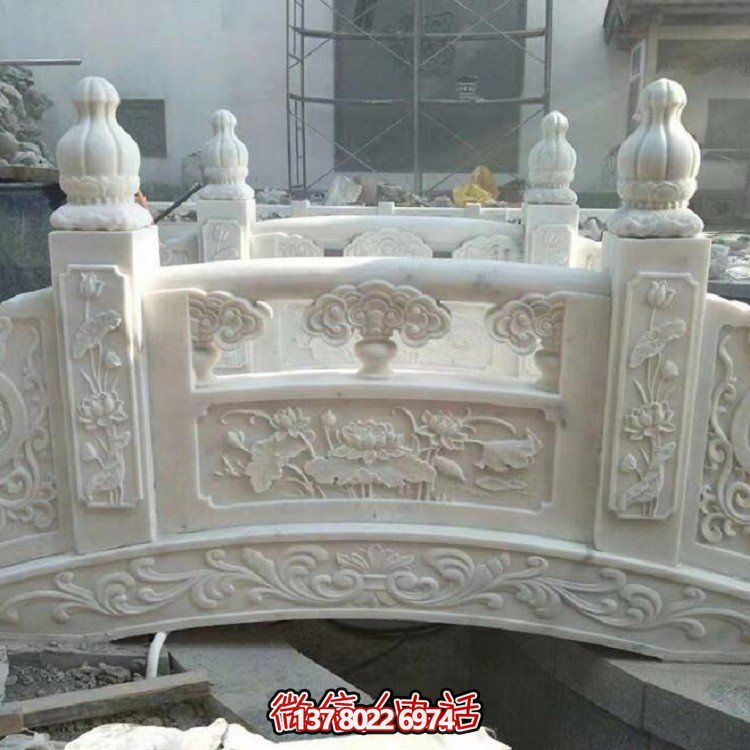 欣賞大理石雕塑的美景，玩轉庭院石拱橋