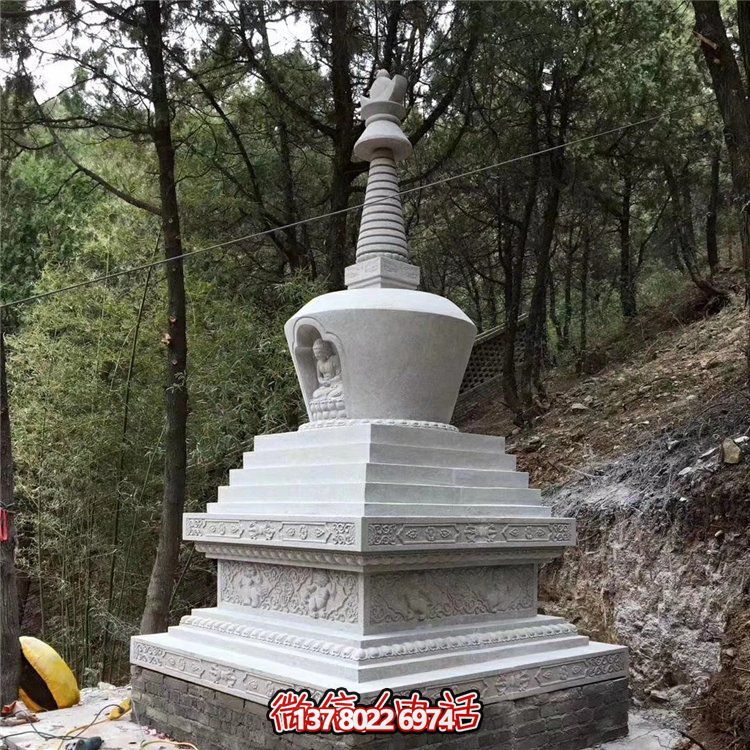 古老漢白玉石雕舍利塔，紀念古代寺廟的傳統藝術
