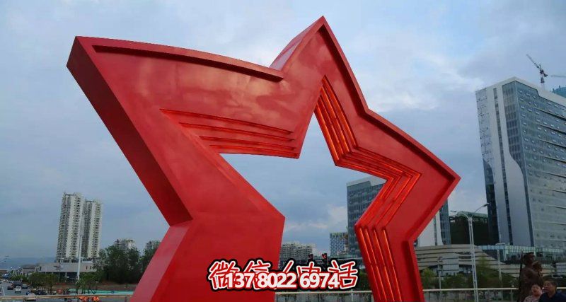 不銹鋼雕塑拱門，點綴景觀廣場