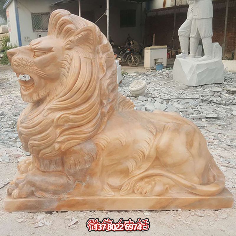 兇猛獅子紅石雕臥著雕塑，為公園景區添彩晚霞之美