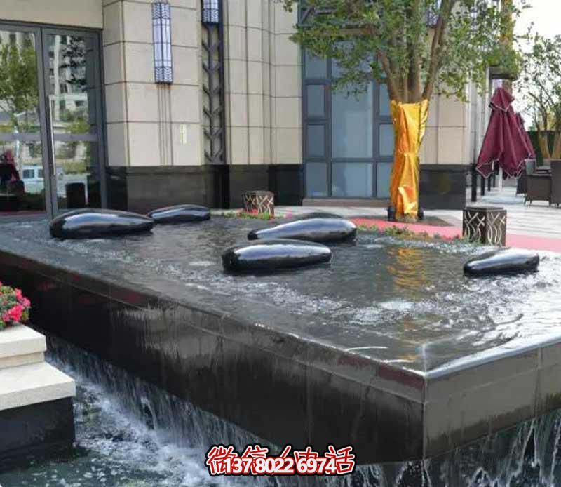 創意水中鵝卵石雕塑，為酒店池塘帶來抽象美感