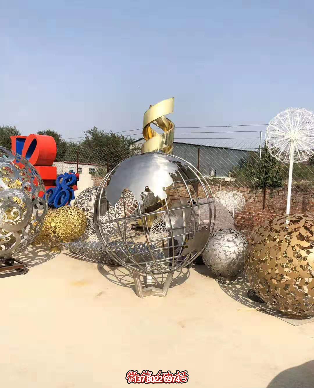 不銹鋼拋光地球儀雕塑，營(yíng)造公園游樂(lè)場(chǎng)氛圍