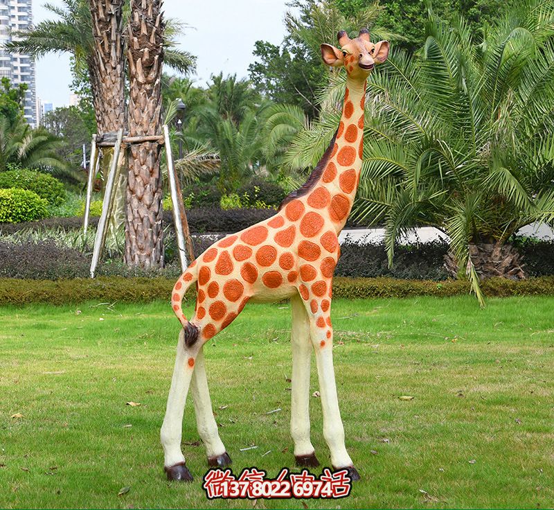 藝術化玻璃鋼仿真大型長頸鹿雕塑，點綴綠色草坪，讓公園更加美觀