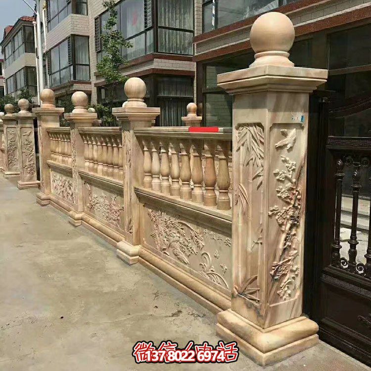 紅色浮雕圍墻欄板裝點別墅，守護晚霞之美