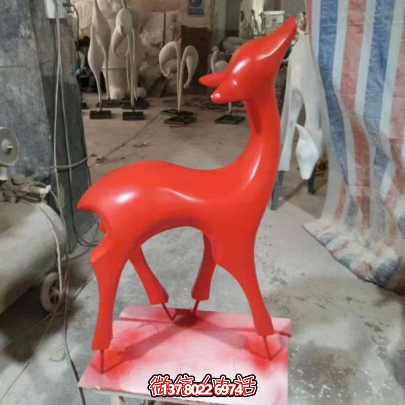 玻璃鋼制紅色梅花鹿雕塑，裝點別墅小區精致美觀
