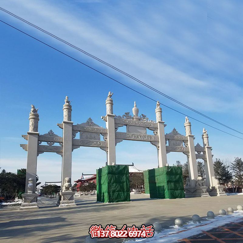 新款漢白玉牌坊，美觀而古樸的石六柱，為寺院和景區增添靈氣