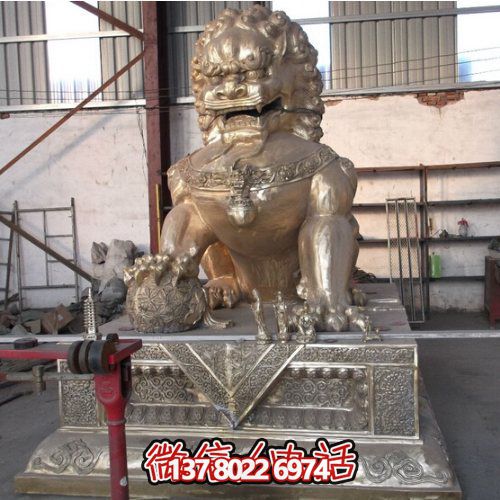 仿古銅噴金獅子雕塑，玻璃鋼大型戶外裝飾