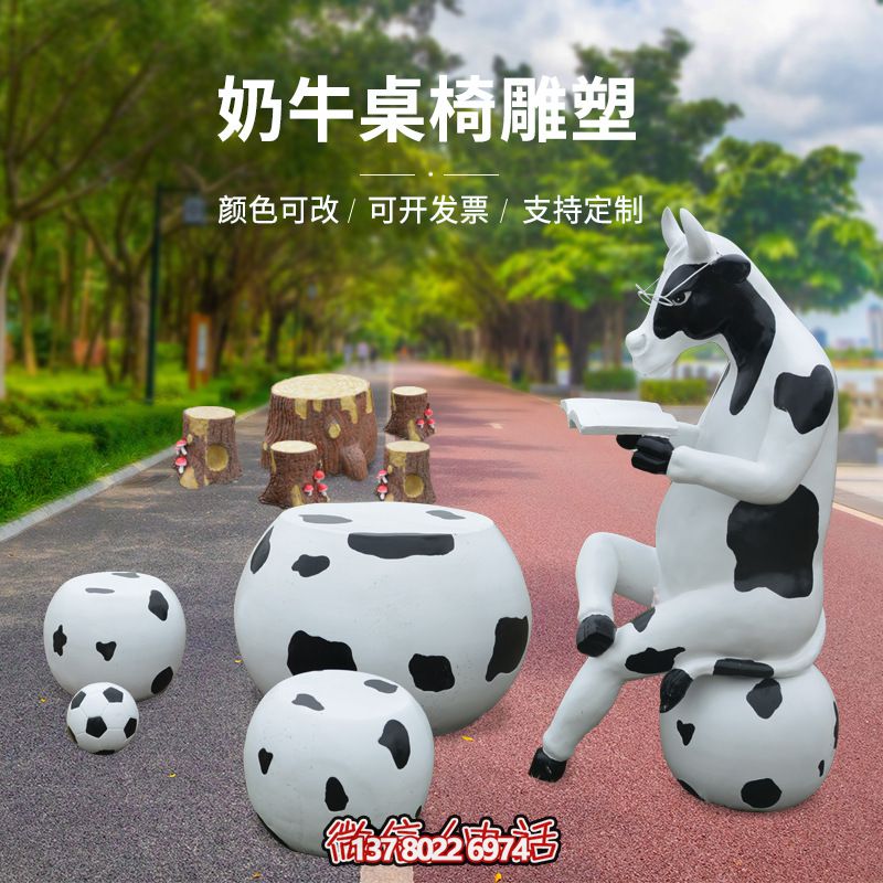 玻璃鋼雕塑牛只著看書(shū)桌椅，林中戶外休閑體驗(yàn)