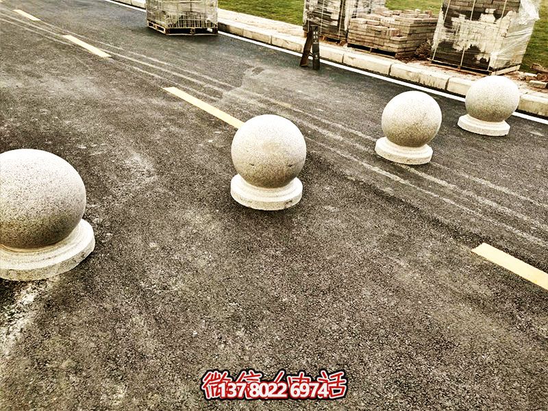 球形路障，為小學(xué)路邊擺放的安全隔離車