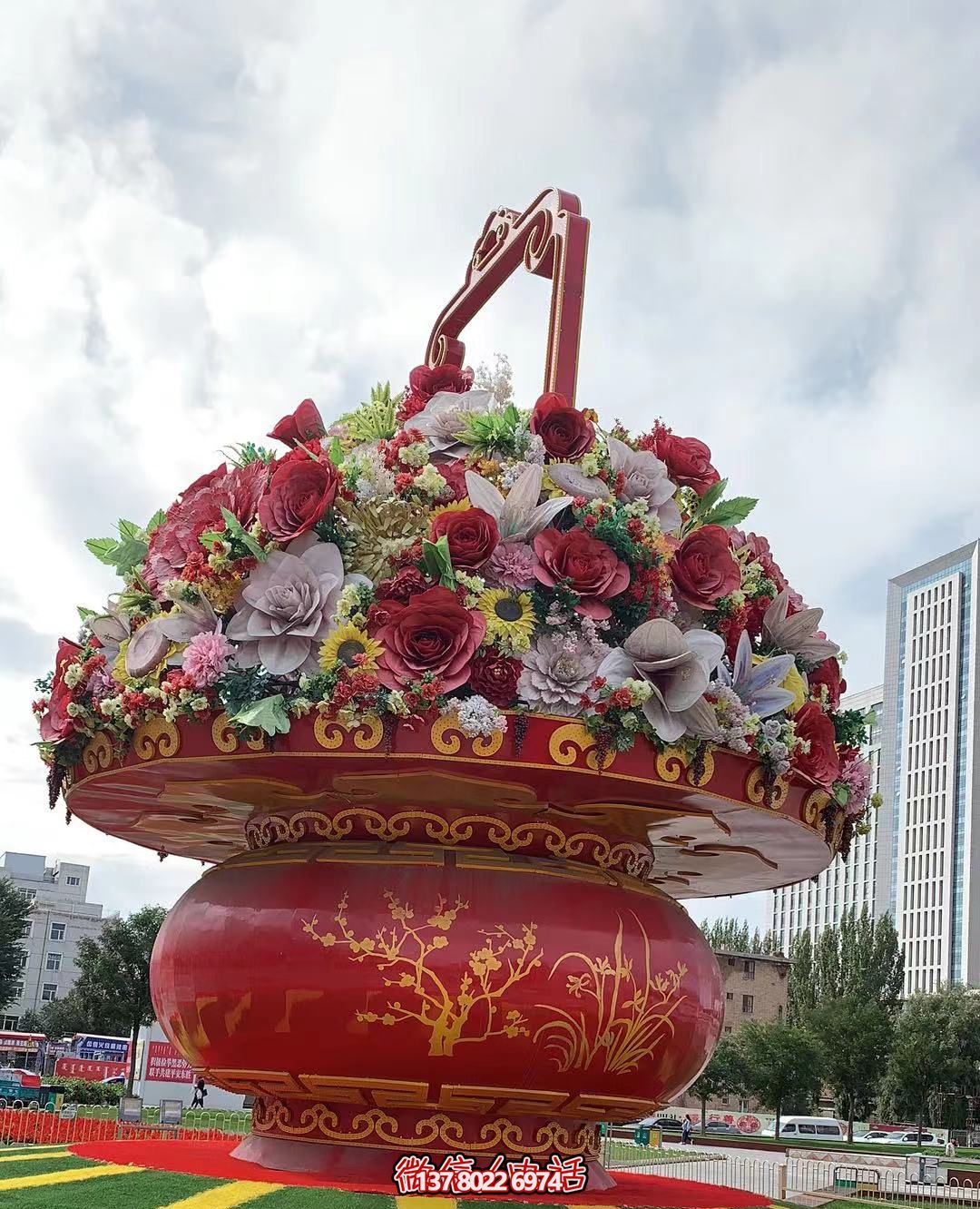 現(xiàn)代五彩花籃，給城市廣場(chǎng)帶來(lái)活力