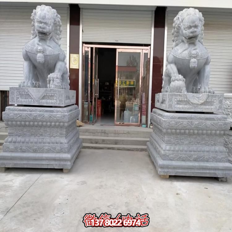 天然青石獅子雕塑，點綴景區大門