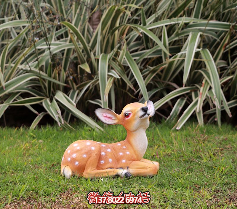 玻璃鋼彩繪戶外景區雕塑——坐著鹿的絕美之美 玻璃鋼彩繪戶外景區雕塑——坐著鹿的絕美之美