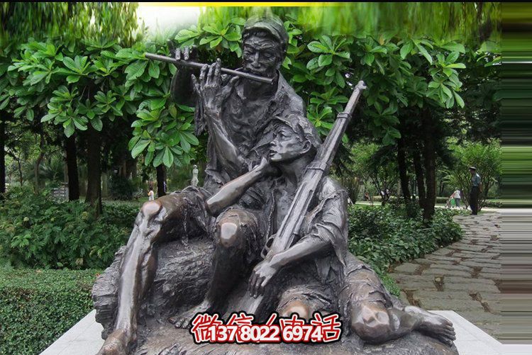 景區坐著吹笛子的戰士紅軍雕塑