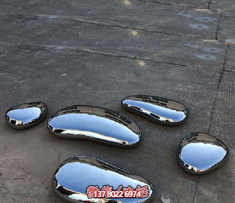 戶外不銹鋼形態(tài)各異的鵝卵石雕塑