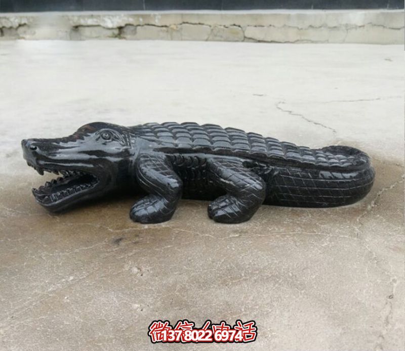 沙灘擺放的黑色的玻璃鋼創(chuàng)意鱷魚雕塑 沙灘擺放的黑色的玻璃鋼創(chuàng)意鱷魚雕塑