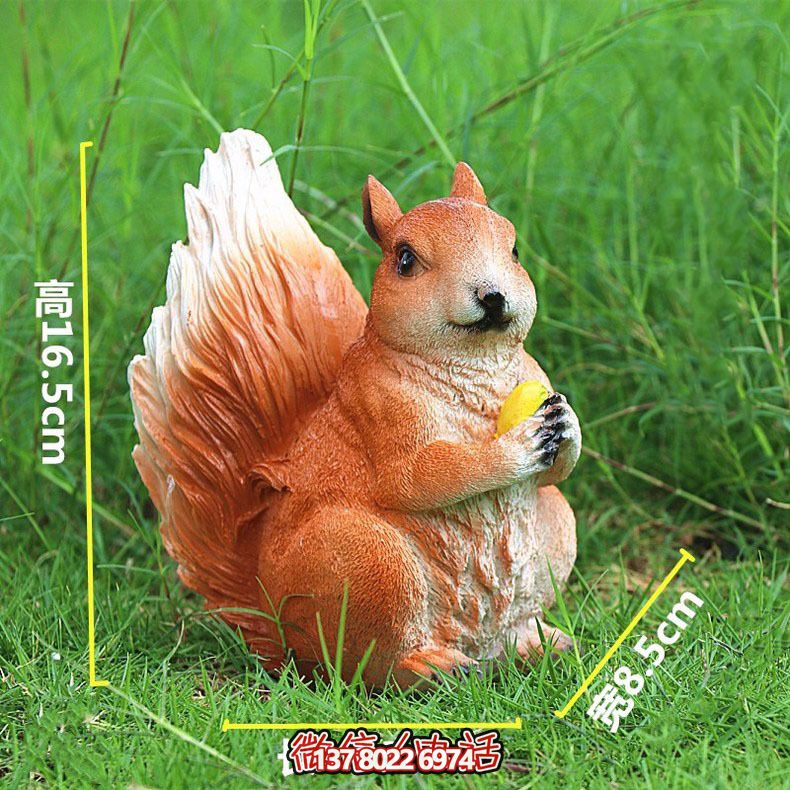 草坪一只站立的樹(shù)脂彩繪松鼠雕塑